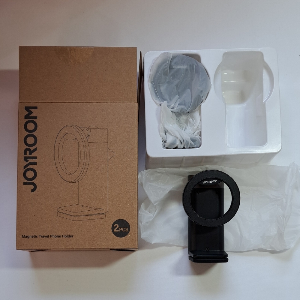 Black Magnetic Travel Phone Holder (IPHONE 15)